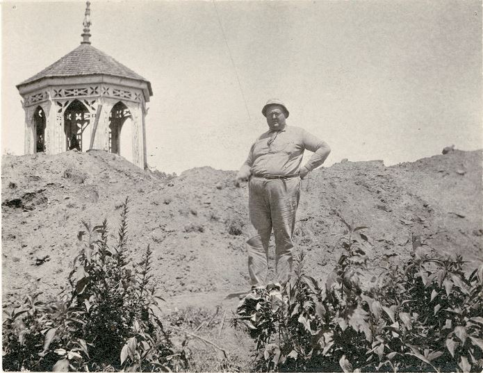 George Gustav Heye at the excavations at Nacoochee Mound, 1915